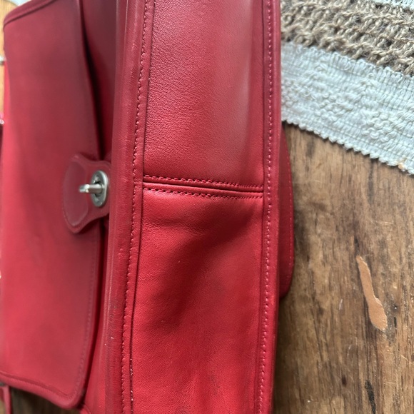 Vintage Coach Red Willis Bag in the 9927 - Picture 14 of 14